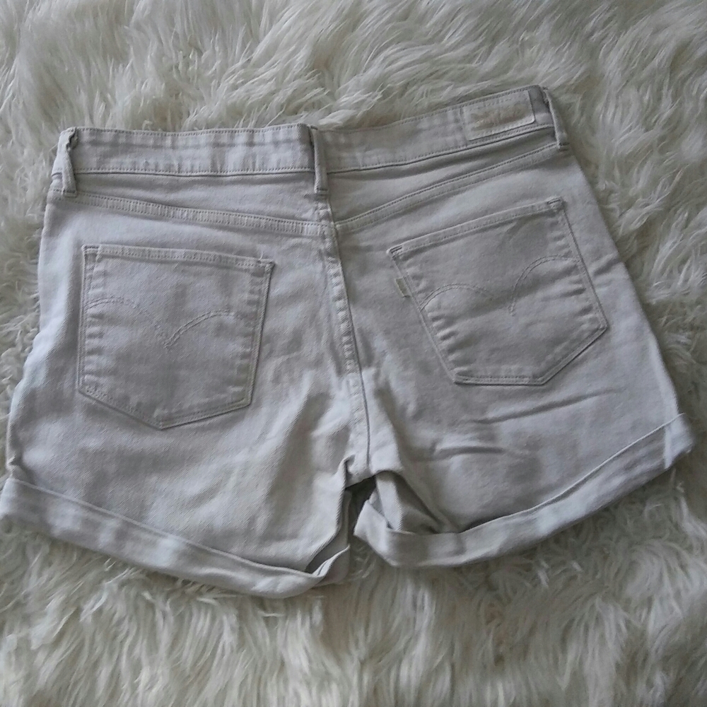 Levi’s White Label Rolled Hem Cream Shorts Size 30 - Picture 4 of 12